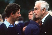 Любимый монстр Карла III. Каким был человек, заменивший королю Великобритании отца и подозреваемый в педофилии?