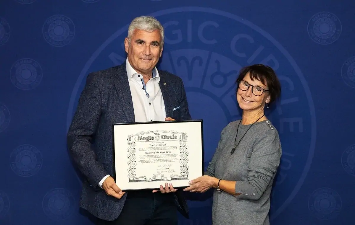 Софи Ллойд (справа)