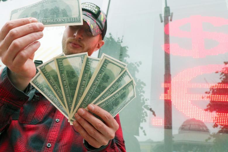 dollar-vzletit-vyshe-100-rublej-kursy-segodnja-31-ijulja-chto-s-evro-i-juanem-826601d.jpg