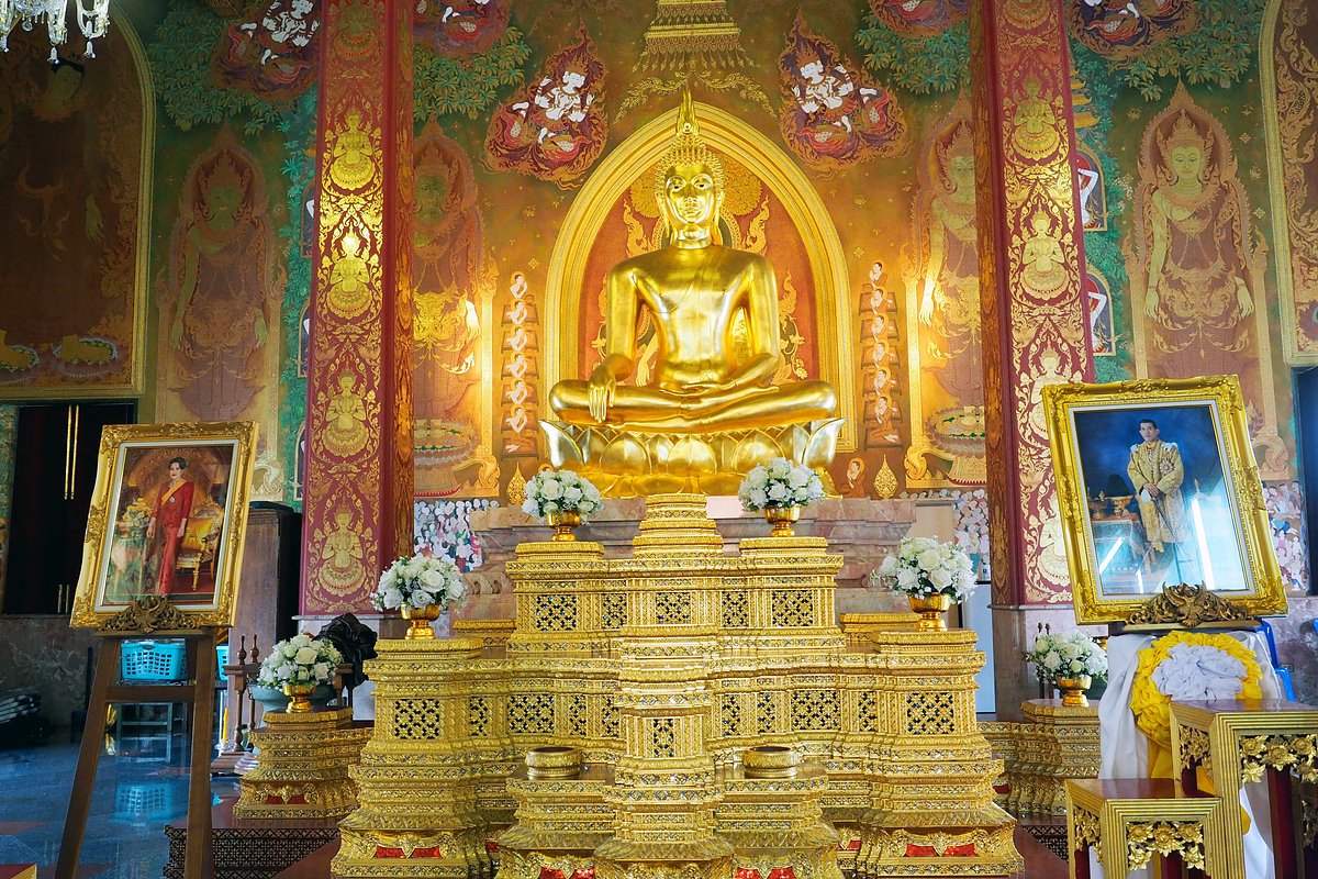 Главное изображение Будды в зале посвящения, украшенное тайским традиционным искусством в храме Ват-Три-Тотсатхеп