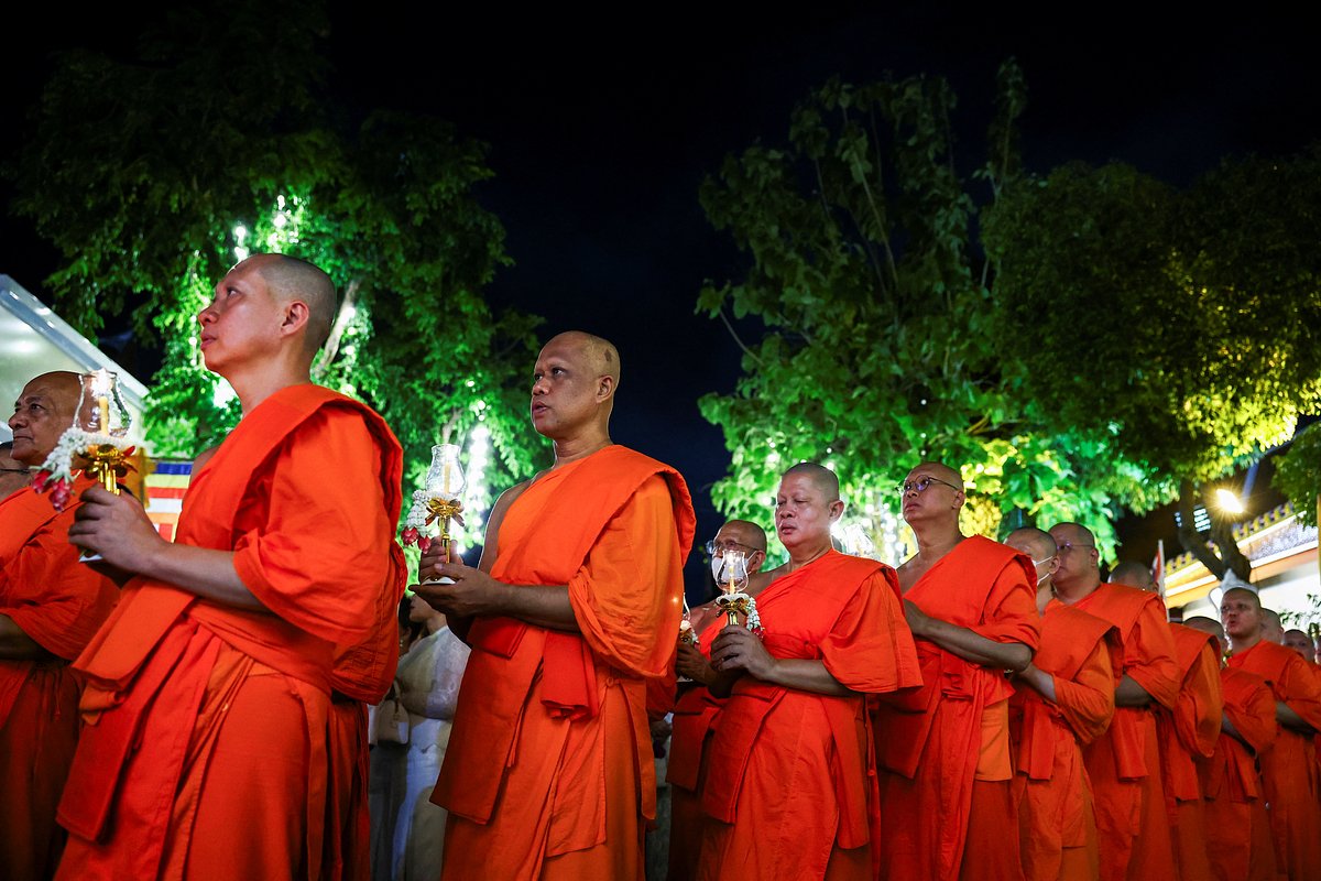 Монахи во время религиозного праздника в храме Ват-Три-Тхотсатеп, 11 мая 2025 года