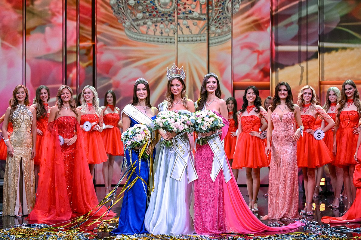 Алена Лесняк (Керчь), завоевавшая титул «Первая вице-мисс Россия — 2025», Анастасия Венза (Московская область), завоевавшая титул «Мисс Россия — 2025», и Виктория Макарова (Сестрорецк), завоевавшая титул «Вторая вице-мисс Россия — 2025»