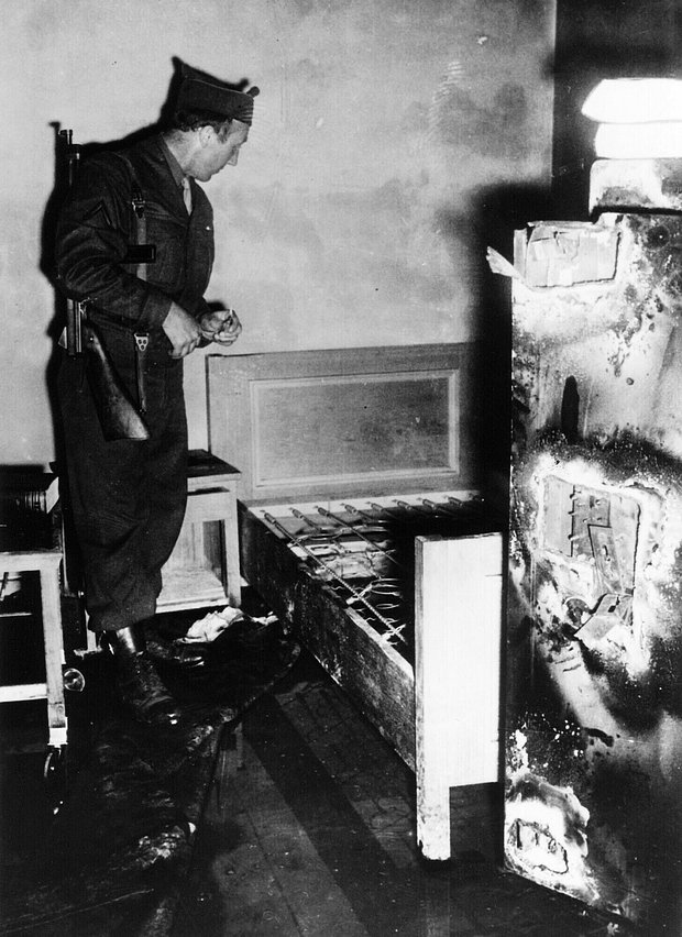 Американский солдат над кроватью Гитлера в берлинском бункере