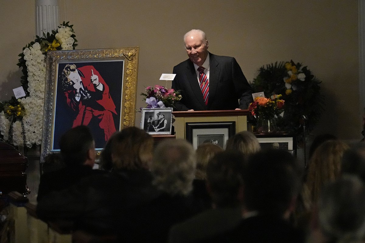 Джимми Сваггерт на церемонии прощания со своим двоюродным братом Джерри Ли Льюисом, 5 ноября 2022 года