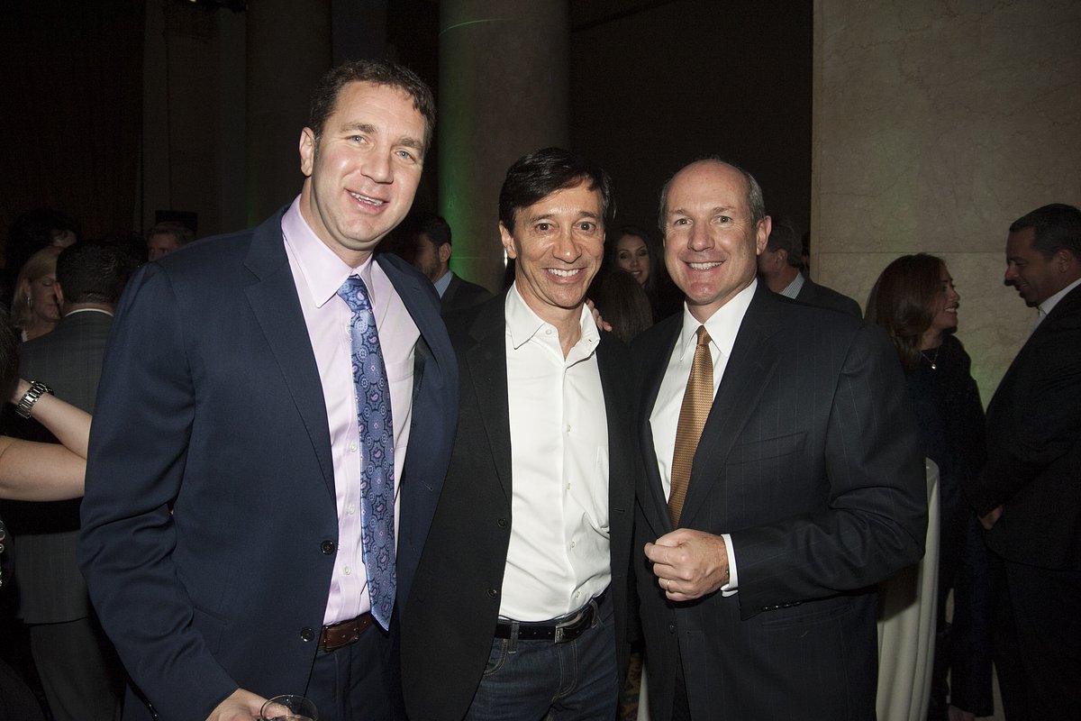 Говард Рубин (в центре) на мероприятии фонда по борьбе с раком, 2014 год