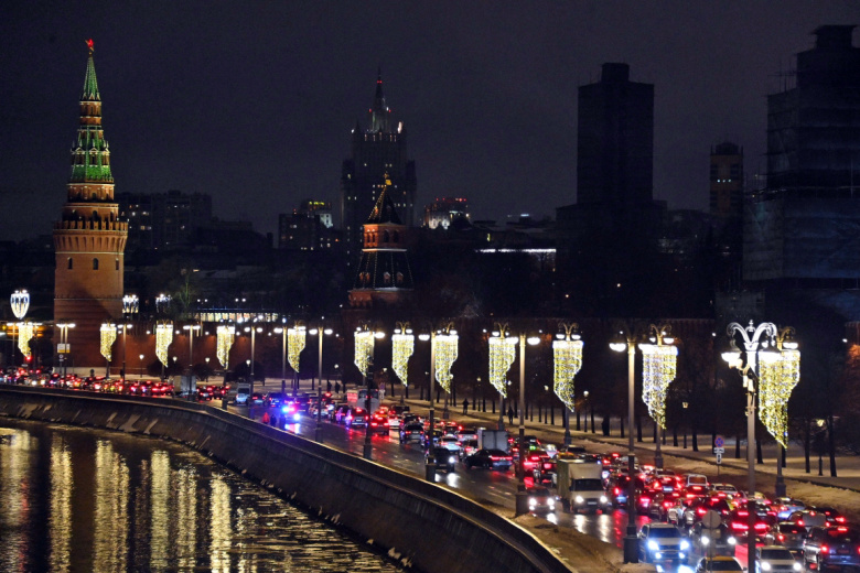 Машины на Кремлевской набережной в Москве