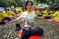 Диверсии и массовые самоубийства. Как китайская «Фалуньгун» стала самой опасной сектой мира и зачем она проникла в Россию