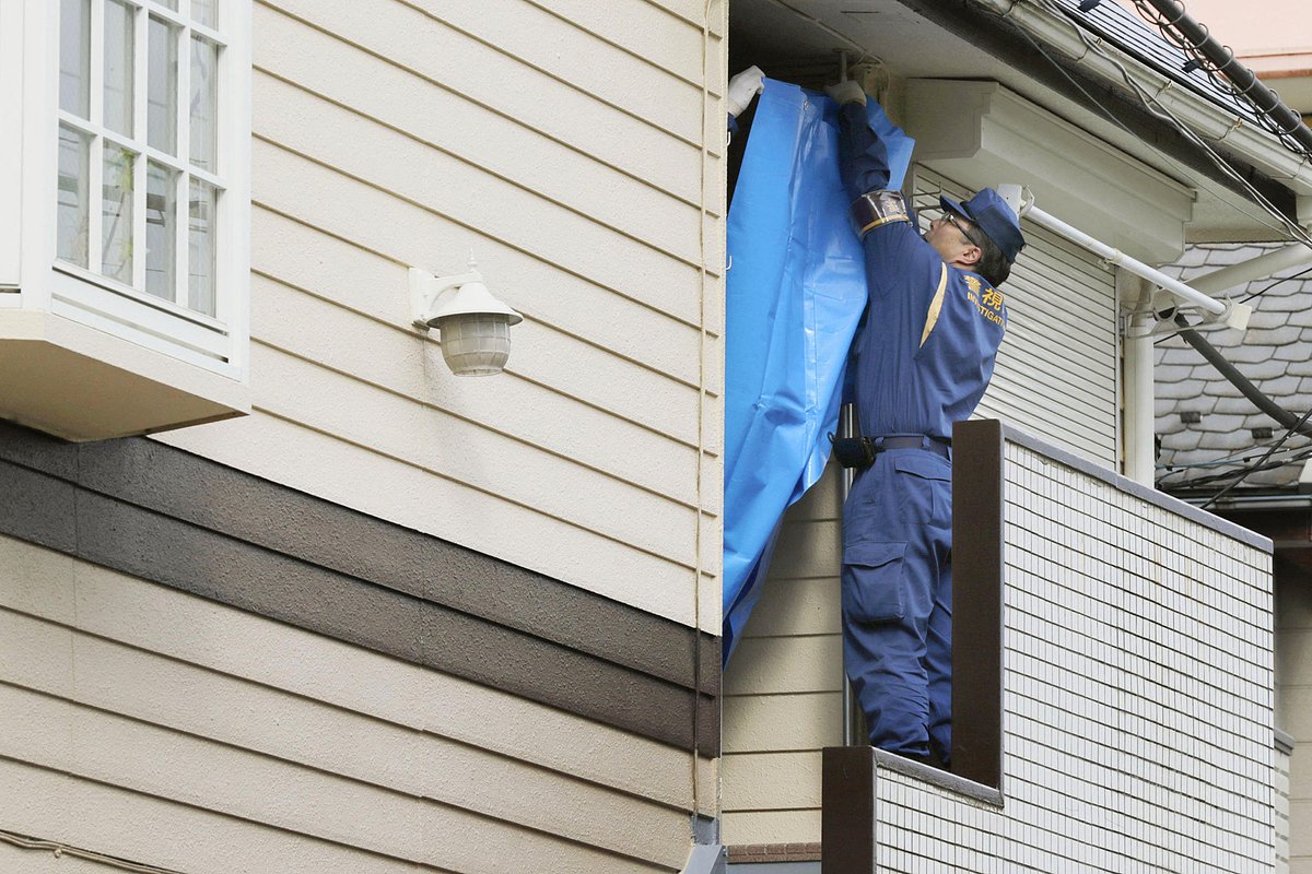 Криминалисты работают в квартире Сираиси в Дзаме