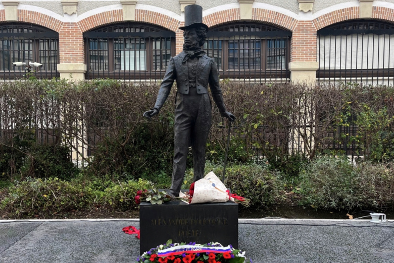 Памятник писателю А. С. Пушкину в Русском духовно-культурном центре в Париже