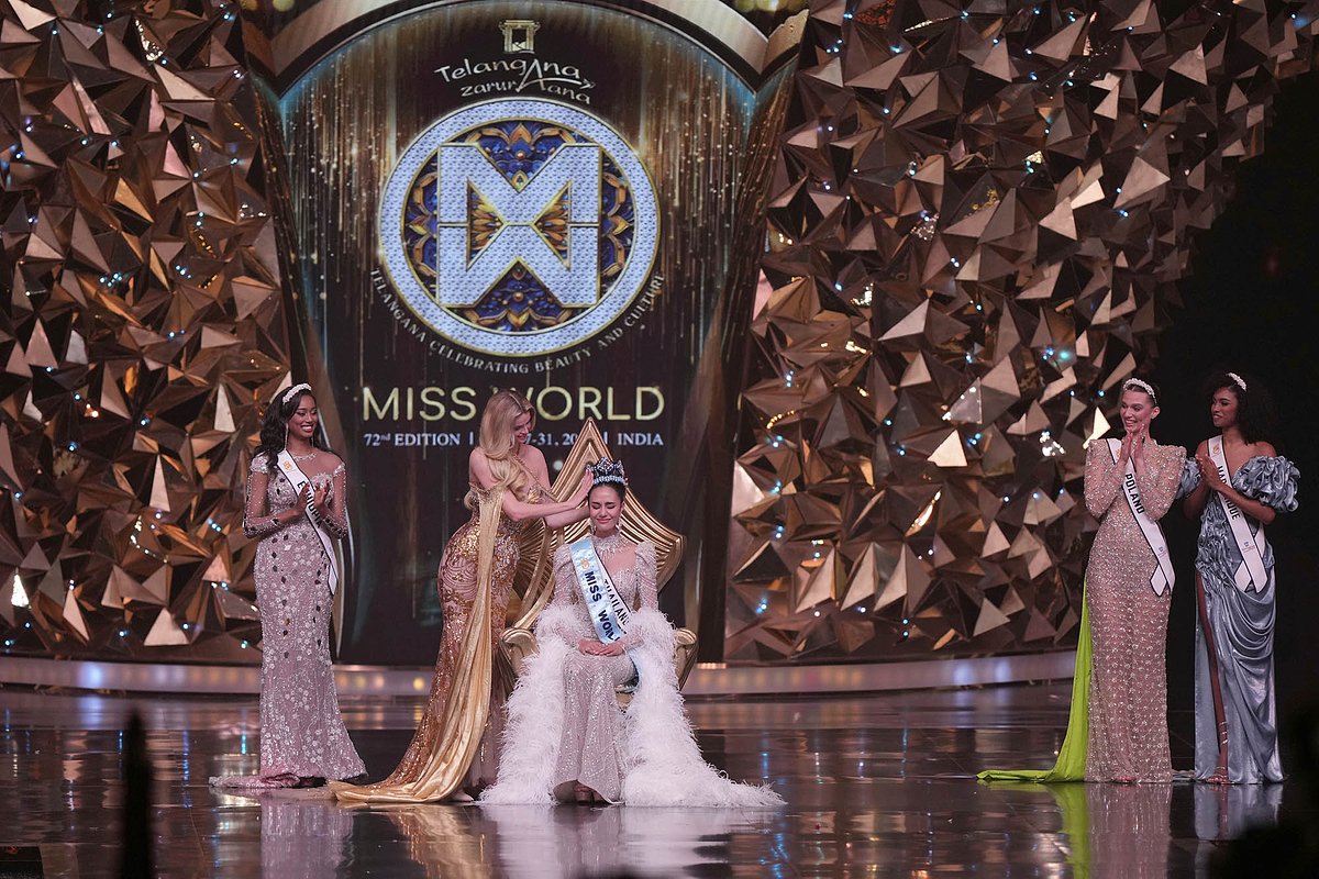 Опал Сучата Чуангсри, победительница «Мисс мира», награждение.