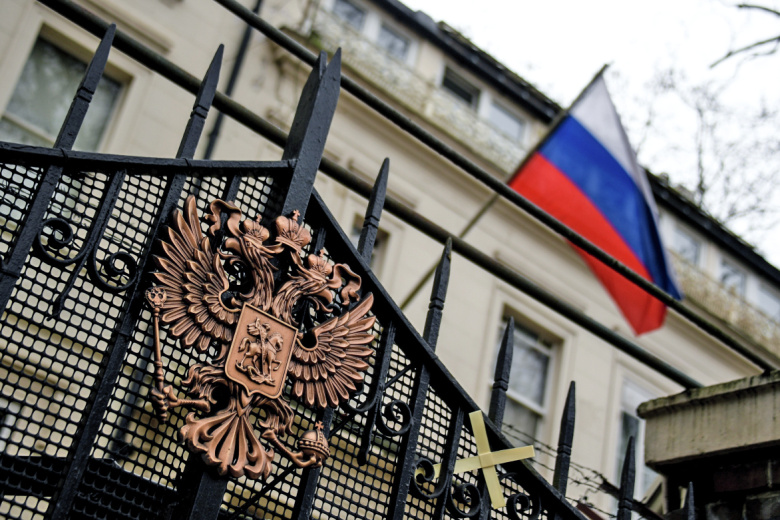 Герб на ограде здания российского посольства в Лондоне