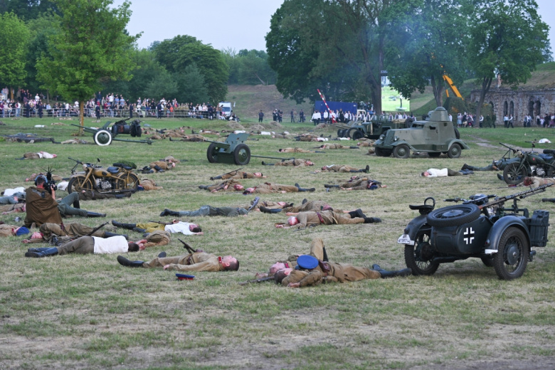 Военно-историческая реконструкция, посвященная 85-й годовщине начала Великой Отечественной войны, на территории Брестской крепости