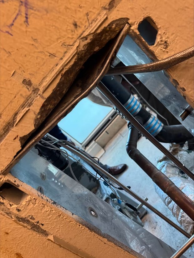 Лаз, через который сбежали преступники