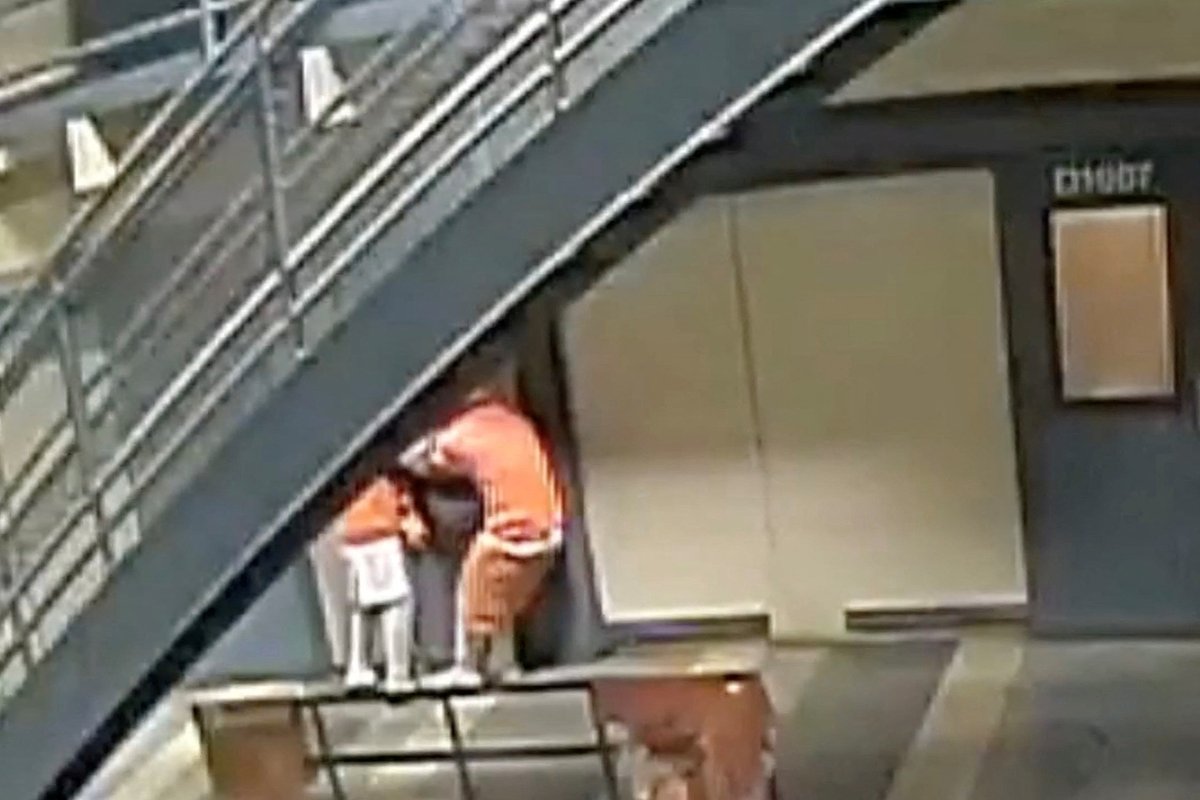 Беглецы выламывают дверь в камеру